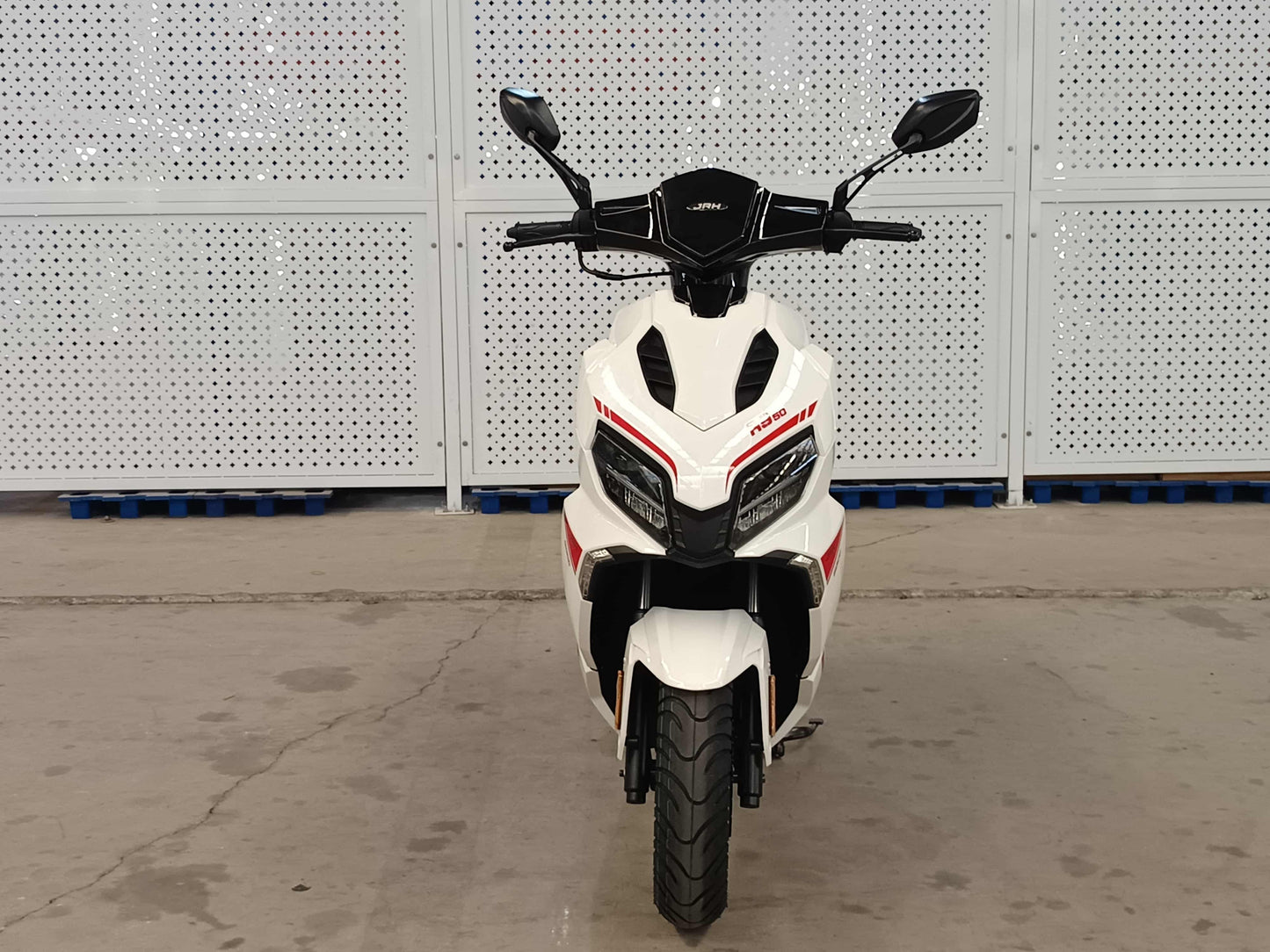 Scuter benzina, motor 50cc, model R9, viteza maxima 45 km/h, alb