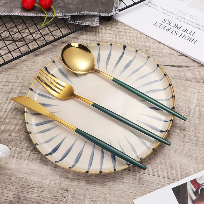 Set de 24 tacamuri, elegant si rafinat, cu un finisaj luxos, verde cu auriu