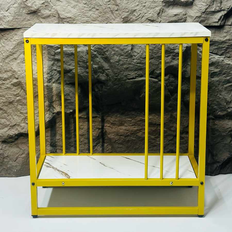 Masa Laterala Moderna cu 2 Rafturi – Blat Tip Marmura si Cadru Metalic Galben, Design Elegant si Versatil pentru Living, Dormitor sau Birou