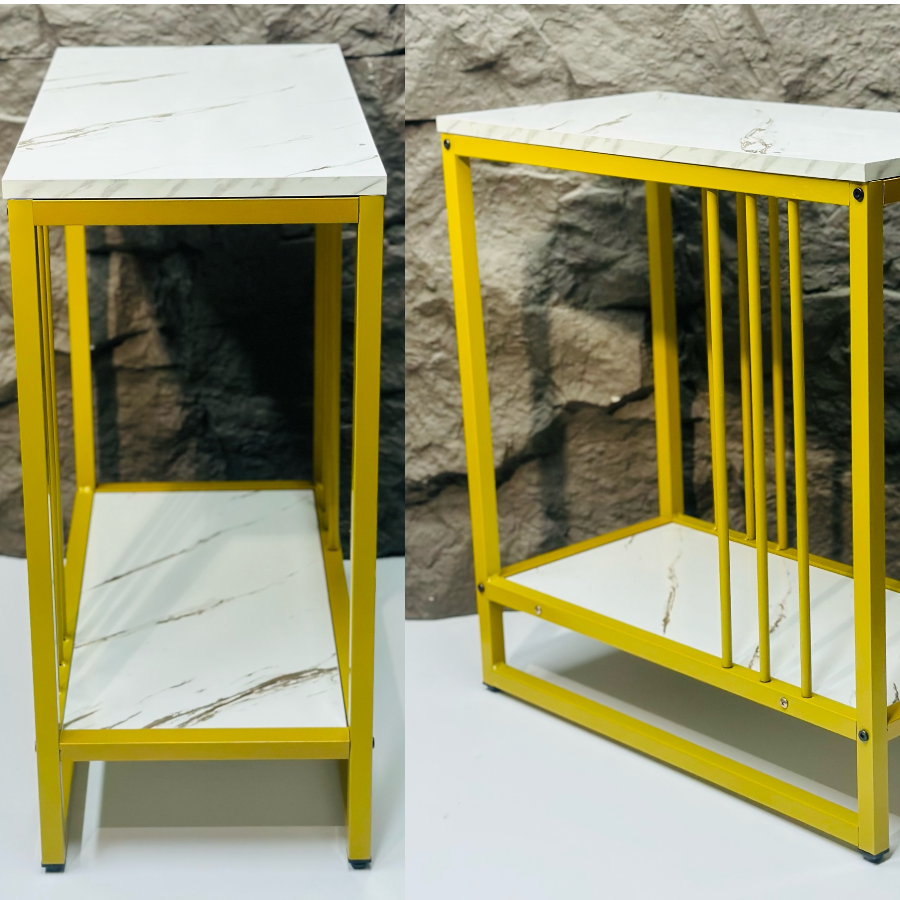Masa Laterala Moderna cu 2 Rafturi – Blat Tip Marmura si Cadru Metalic Galben, Design Elegant si Versatil pentru Living, Dormitor sau Birou