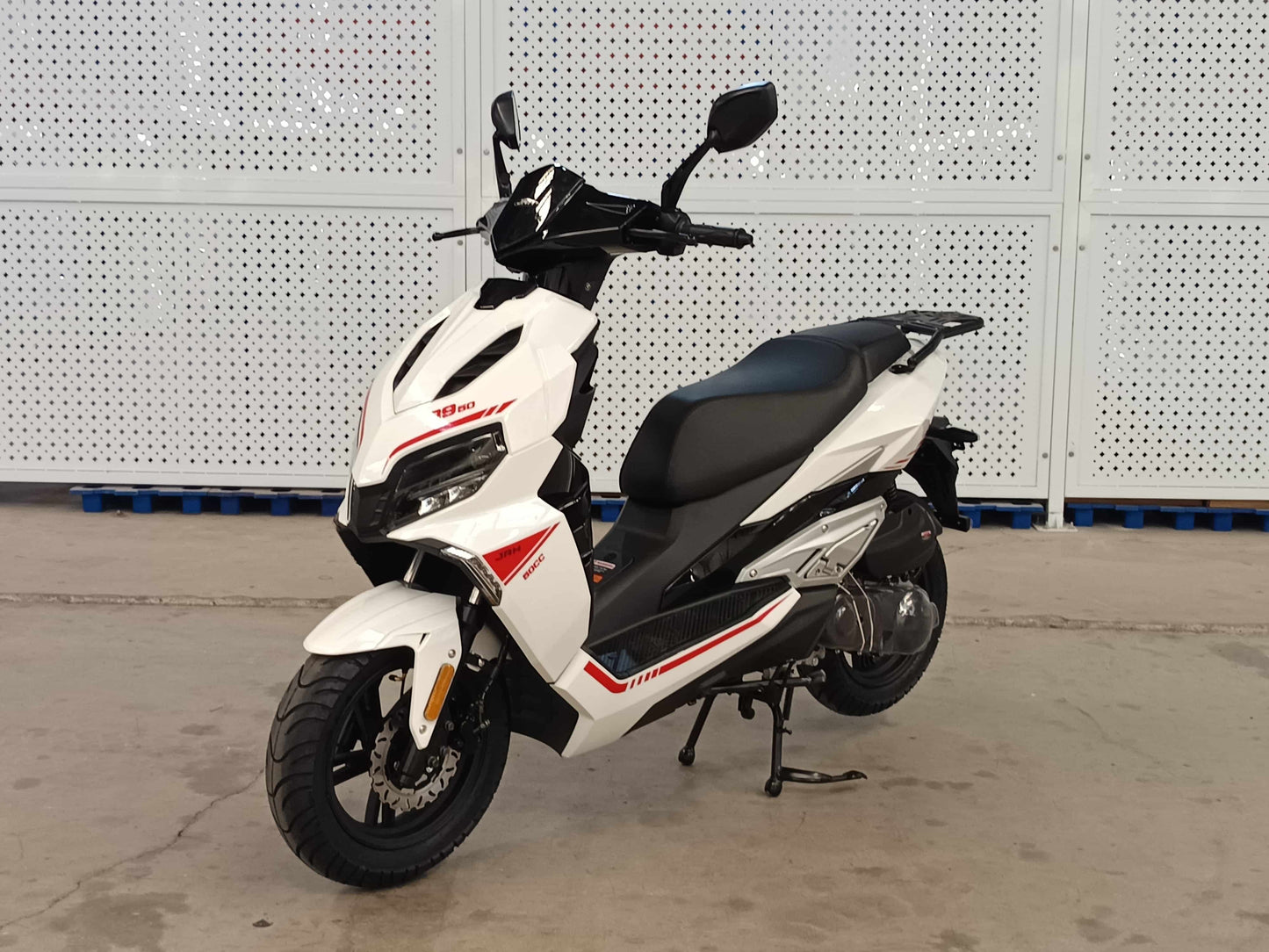 Scuter benzina, motor 50cc, model R9, viteza maxima 45 km/h, alb