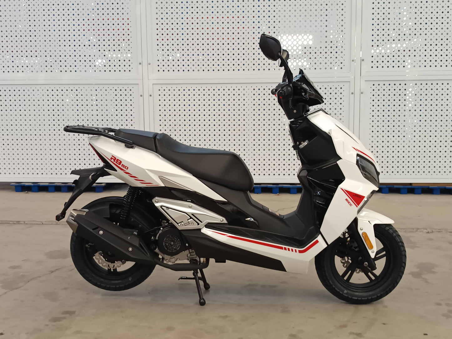 Scuter benzina, motor 50cc, model R9, viteza maxima 45 km/h, alb
