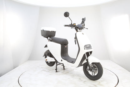 Scuter Electric alb 48V 30Ah 900W – Limitat 25 km/h, Autonomie 90 km, Fără permis